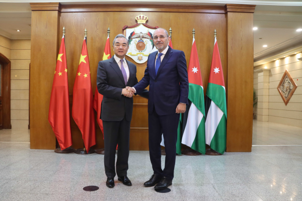 王毅 约旦副首相1.jpg